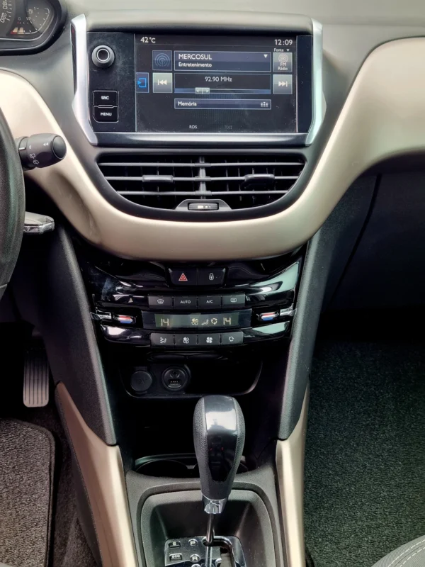 PEUGEOT 2008 - Image 20