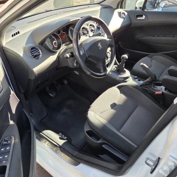 PEUGEOT 208 - Image 11