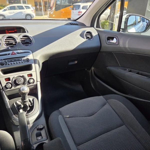 PEUGEOT 208 - Image 12