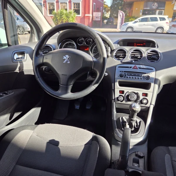 PEUGEOT 208 - Image 13