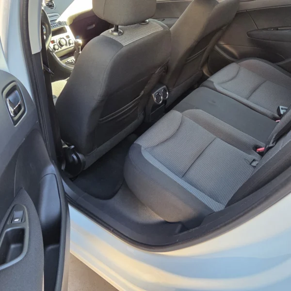 PEUGEOT 208 - Image 14