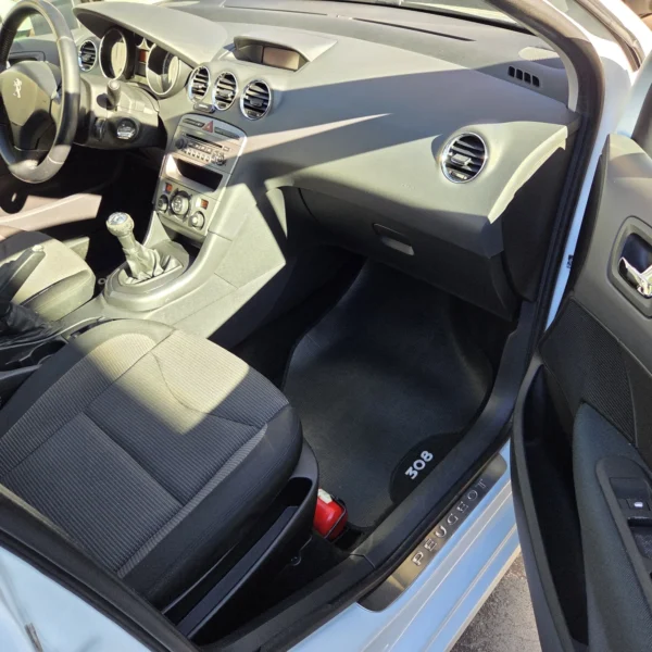 PEUGEOT 208 - Image 16
