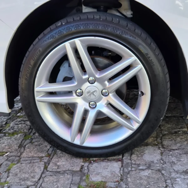 PEUGEOT 208 - Image 18
